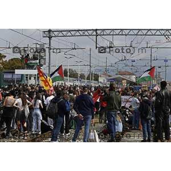 Tiziano Manzoni/LaPresse 3-10- 2025 Italia Cronaca Bergamo sciopero generale per fermo flottiglia Marzia Marchesi corteo Blocco treni stazione