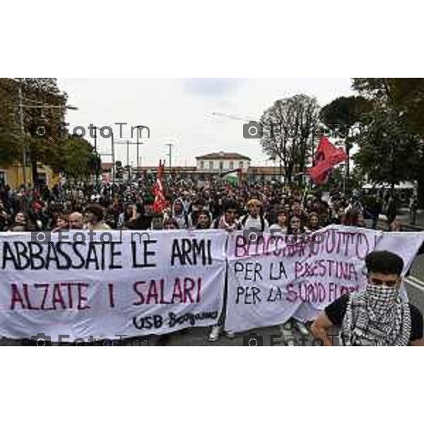 Tiziano Manzoni/LaPresse 3-10- 2025 Italia Cronaca Bergamo sciopero generale per fermo flottiglia Marzia Marchesi corteo Blocco treni stazione