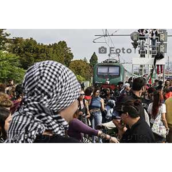 Tiziano Manzoni/LaPresse 3-10- 2025 Italia Cronaca Bergamo sciopero generale per fermo flottiglia Marzia Marchesi corteo Blocco treni stazione