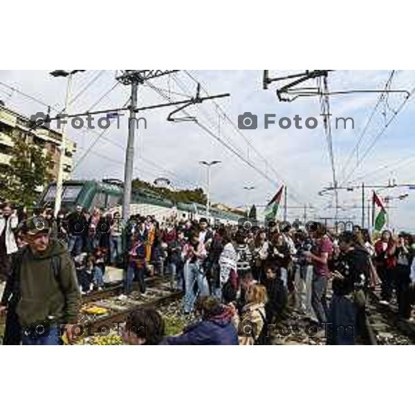 Tiziano Manzoni/LaPresse 3-10- 2025 Italia Cronaca Bergamo sciopero generale per fermo flottiglia Marzia Marchesi corteo Blocco treni stazione