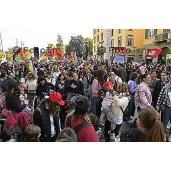 Tiziano Manzoni/LaPresse 3-10- 2025 Italia Cronaca Bergamo sciopero generale per fermo flottiglia Marzia Marchesi corteo Blocco treni stazione