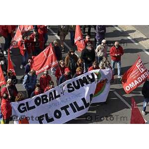 Tiziano Manzoni/LaPresse 3-10- 2025 Italia Cronaca Bergamo sciopero generale per fermo flottiglia Marzia Marchesi corteo Blocco treni stazione
