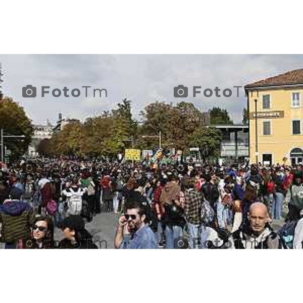 Tiziano Manzoni/LaPresse 3-10- 2025 Italia Cronaca Bergamo sciopero generale per fermo flottiglia Marzia Marchesi corteo Blocco treni stazione