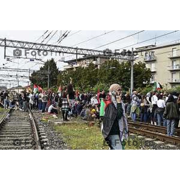 Tiziano Manzoni/LaPresse 3-10- 2025 Italia Cronaca Bergamo sciopero generale per fermo flottiglia Marzia Marchesi corteo Blocco treni stazione