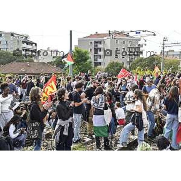 Tiziano Manzoni/LaPresse 3-10- 2025 Italia Cronaca Bergamo sciopero generale per fermo flottiglia Marzia Marchesi corteo Blocco treni stazione