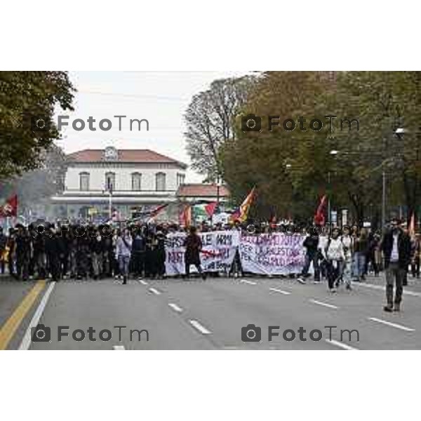 Tiziano Manzoni/LaPresse 3-10- 2025 Italia Cronaca Bergamo sciopero generale per fermo flottiglia Marzia Marchesi corteo Blocco treni stazione