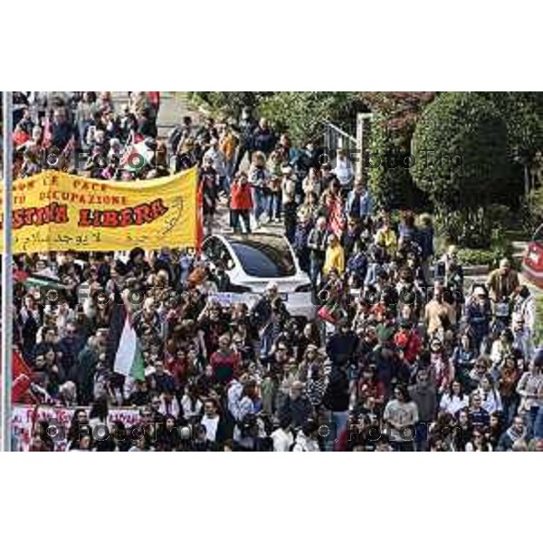 Tiziano Manzoni/LaPresse 3-10- 2025 Italia Cronaca Bergamo sciopero generale per fermo flottiglia Marzia Marchesi corteo Blocco treni stazione