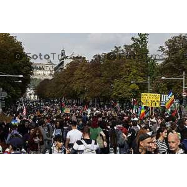 Tiziano Manzoni/LaPresse 3-10- 2025 Italia Cronaca Bergamo sciopero generale per fermo flottiglia Marzia Marchesi corteo Blocco treni stazione
