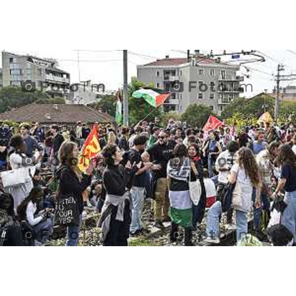 Tiziano Manzoni/LaPresse 3-10- 2025 Italia Cronaca Bergamo sciopero generale per fermo flottiglia Marzia Marchesi corteo Blocco treni stazione