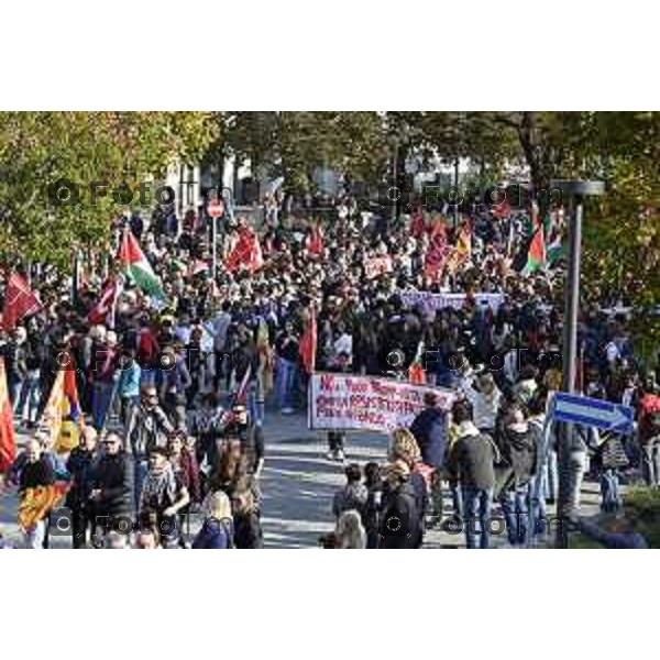 Tiziano Manzoni/LaPresse 3-10- 2025 Italia Cronaca Bergamo sciopero generale per fermo flottiglia Marzia Marchesi corteo Blocco treni stazione