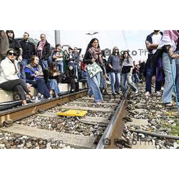 Tiziano Manzoni/LaPresse 3-10- 2025 Italia Cronaca Bergamo sciopero generale per fermo flottiglia Marzia Marchesi corteo Blocco treni stazione