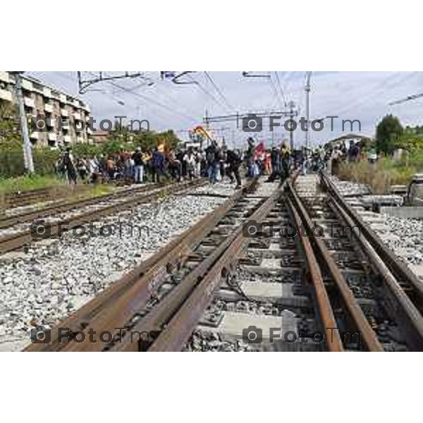 Tiziano Manzoni/LaPresse 3-10- 2025 Italia Cronaca Bergamo sciopero generale per fermo flottiglia Marzia Marchesi corteo Blocco treni stazione