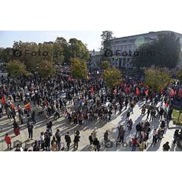 Tiziano Manzoni/LaPresse 3-10- 2025 Italia Cronaca Bergamo sciopero generale per fermo flottiglia Marzia Marchesi corteo Blocco treni stazione