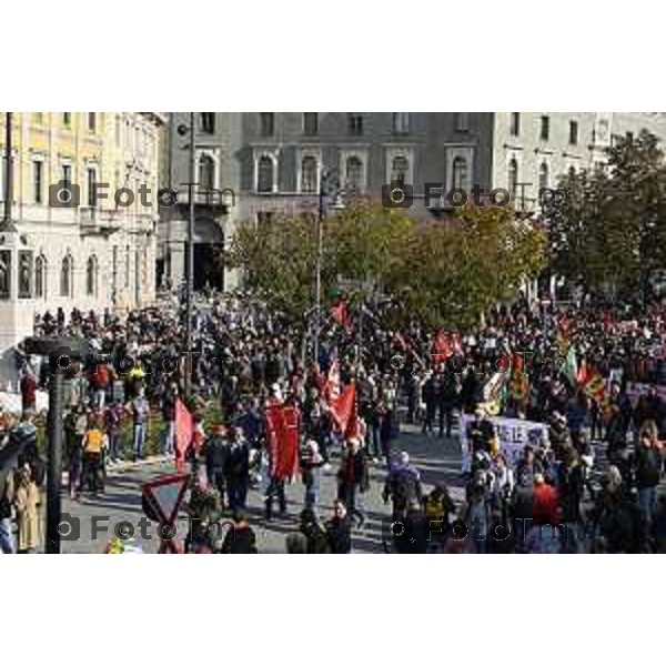 Tiziano Manzoni/LaPresse 3-10- 2025 Italia Cronaca Bergamo sciopero generale per fermo flottiglia Marzia Marchesi corteo Blocco treni stazione
