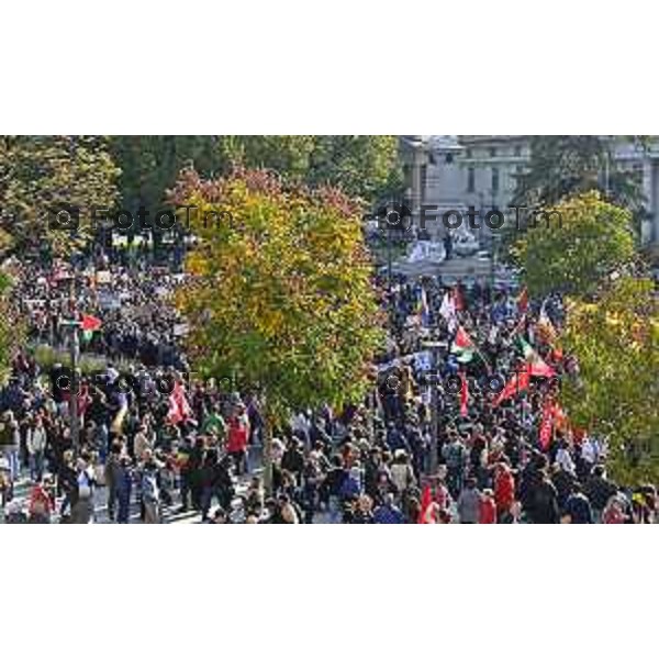Tiziano Manzoni/LaPresse 3-10- 2025 Italia Cronaca Bergamo sciopero generale per fermo flottiglia Marzia Marchesi corteo Blocco treni stazione