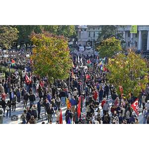 Tiziano Manzoni/LaPresse 3-10- 2025 Italia Cronaca Bergamo sciopero generale per fermo flottiglia Marzia Marchesi corteo Blocco treni stazione
