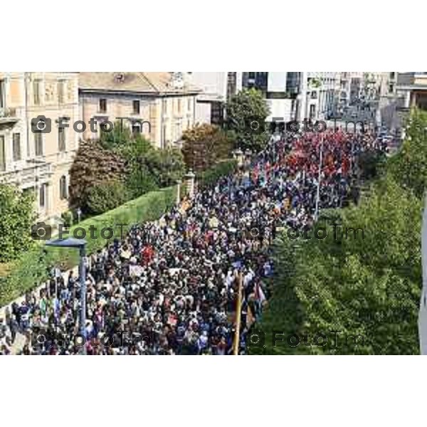 Tiziano Manzoni/LaPresse 3-10- 2025 Italia Cronaca Bergamo sciopero generale per fermo flottiglia Marzia Marchesi corteo Blocco treni stazione