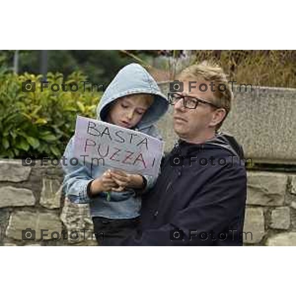 Tiziano Manzoni/LaPresse 4-10- 2025 Italia Cronaca Montello Bg protesta contro l\'inceniritore e le puzze della Montello spa