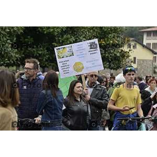 Tiziano Manzoni/LaPresse 4-10- 2025 Italia Cronaca Montello Bg protesta contro l\'inceniritore e le puzze della Montello spa