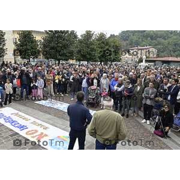 Tiziano Manzoni/LaPresse 4-10- 2025 Italia Cronaca Montello Bg protesta contro l\'inceniritore e le puzze della Montello spa