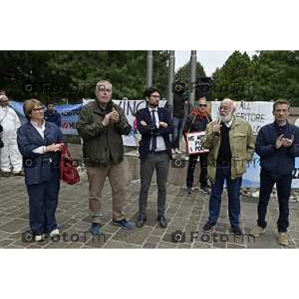 Tiziano Manzoni/LaPresse 4-10- 2025 Italia Cronaca Montello Bg protesta contro l\'inceniritore e le puzze della Montello spa