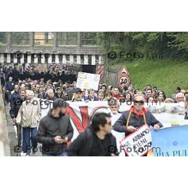 Tiziano Manzoni/LaPresse 4-10- 2025 Italia Cronaca Montello Bg protesta contro l\'inceniritore e le puzze della Montello spa