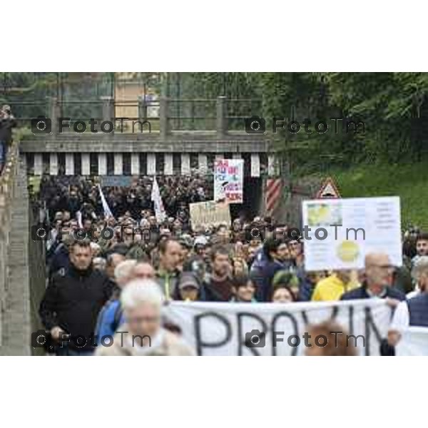 Tiziano Manzoni/LaPresse 4-10- 2025 Italia Cronaca Montello Bg protesta contro l\'inceniritore e le puzze della Montello spa