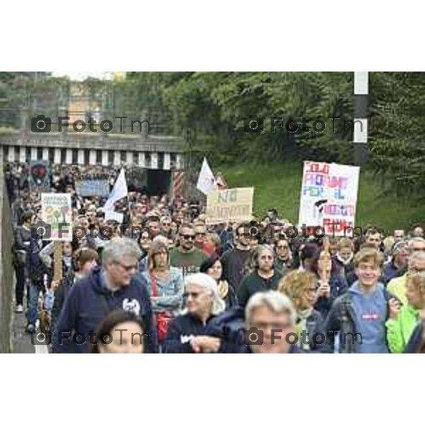 Tiziano Manzoni/LaPresse 4-10- 2025 Italia Cronaca Montello Bg protesta contro l\'inceniritore e le puzze della Montello spa