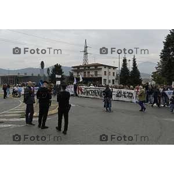 Tiziano Manzoni/LaPresse 4-10- 2025 Italia Cronaca Montello Bg protesta contro l\'inceniritore e le puzze della Montello spa