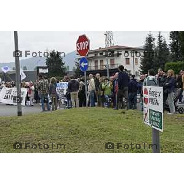 Tiziano Manzoni/LaPresse 4-10- 2025 Italia Cronaca Montello Bg protesta contro l\'inceniritore e le puzze della Montello spa