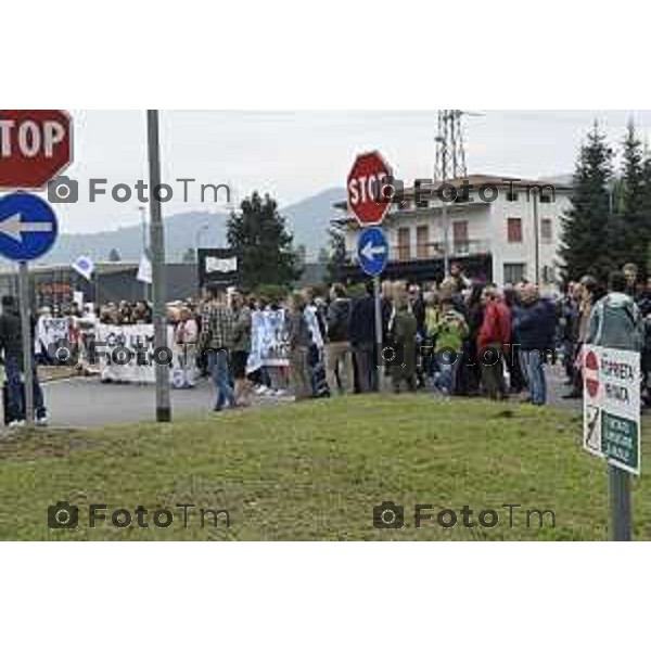 Tiziano Manzoni/LaPresse 4-10- 2025 Italia Cronaca Montello Bg protesta contro l\'inceniritore e le puzze della Montello spa