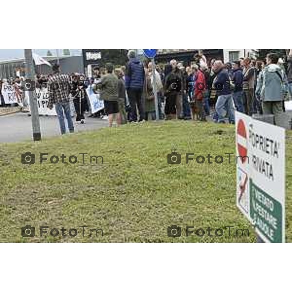Tiziano Manzoni/LaPresse 4-10- 2025 Italia Cronaca Montello Bg protesta contro l\'inceniritore e le puzze della Montello spa