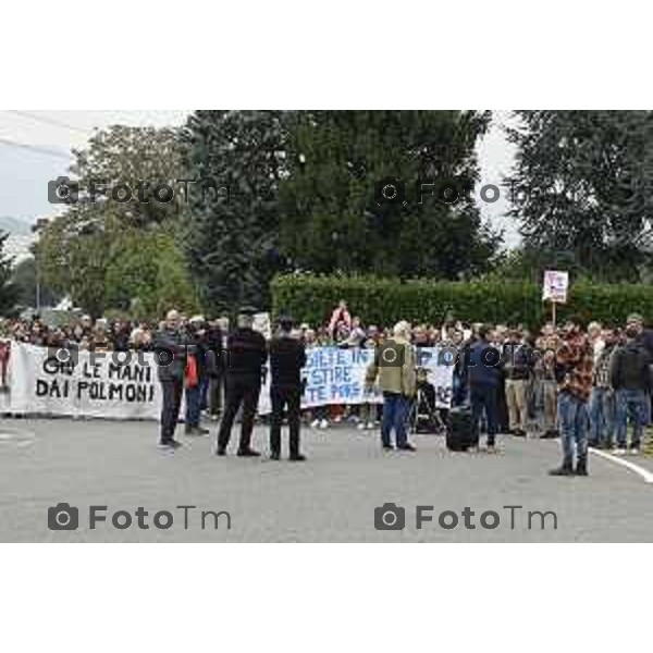 Tiziano Manzoni/LaPresse 4-10- 2025 Italia Cronaca Montello Bg protesta contro l\'inceniritore e le puzze della Montello spa