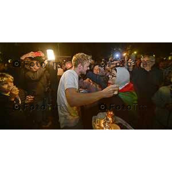 Tiziano Manzoni/LaPresse 7-10- 2025 Italia Cronaca Dario Crippa abbraccia tutti, ma poi torna con la mente agli ultimi giorni, dall’arresto sulla barca della Flotilla da parte degli israeliani