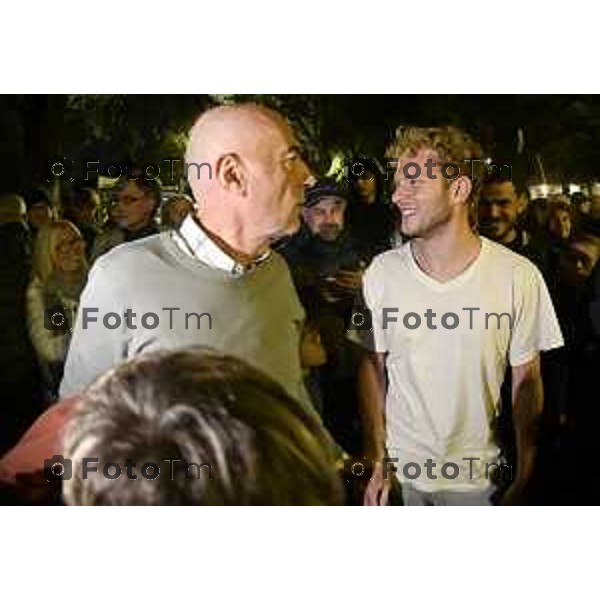 Tiziano Manzoni/LaPresse 7-10- 2025 Italia Cronaca Dario Crippa abbraccia tutti, ma poi torna con la mente agli ultimi giorni, dall’arresto sulla barca della Flotilla da parte degli israeliani