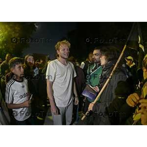 Tiziano Manzoni/LaPresse 7-10- 2025 Italia Cronaca Dario Crippa abbraccia tutti, ma poi torna con la mente agli ultimi giorni, dall’arresto sulla barca della Flotilla da parte degli israeliani