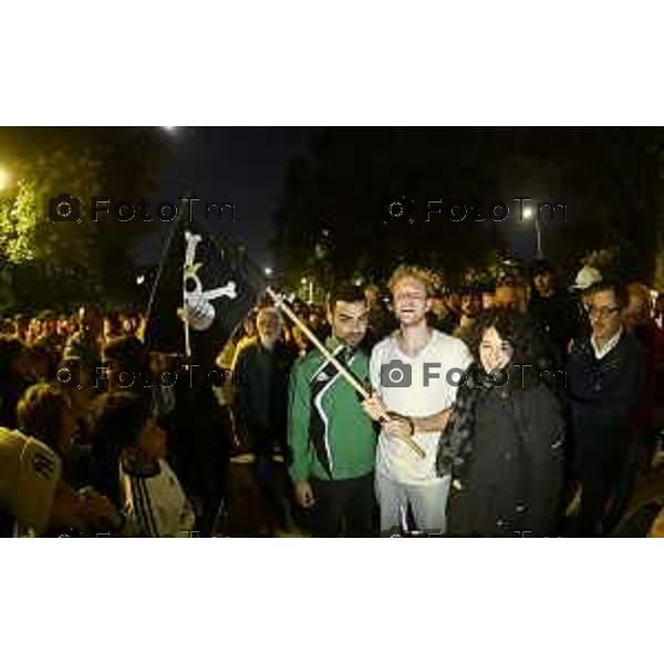 Tiziano Manzoni/LaPresse 7-10- 2025 Italia Cronaca Dario Crippa abbraccia tutti, ma poi torna con la mente agli ultimi giorni, dall’arresto sulla barca della Flotilla da parte degli israeliani
