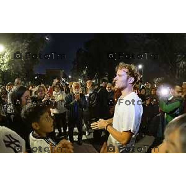 Tiziano Manzoni/LaPresse 7-10- 2025 Italia Cronaca Dario Crippa abbraccia tutti, ma poi torna con la mente agli ultimi giorni, dall’arresto sulla barca della Flotilla da parte degli israeliani