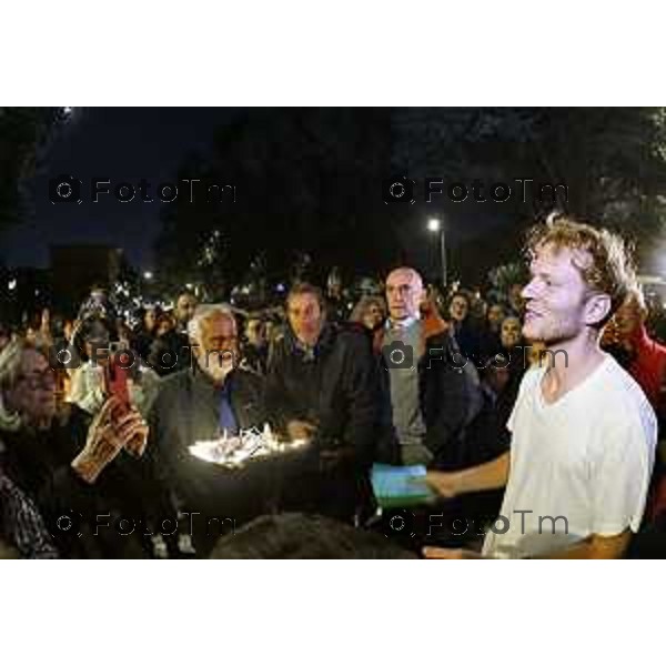 Tiziano Manzoni/LaPresse 7-10- 2025 Italia Cronaca Dario Crippa abbraccia tutti, ma poi torna con la mente agli ultimi giorni, dall’arresto sulla barca della Flotilla da parte degli israeliani