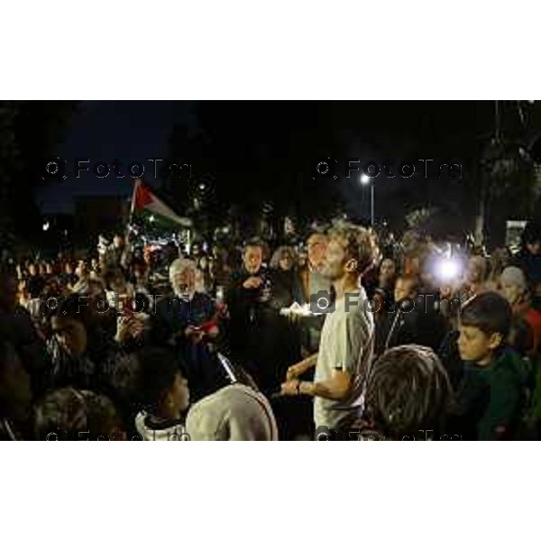 Tiziano Manzoni/LaPresse 7-10- 2025 Italia Cronaca Dario Crippa abbraccia tutti, ma poi torna con la mente agli ultimi giorni, dall’arresto sulla barca della Flotilla da parte degli israeliani
