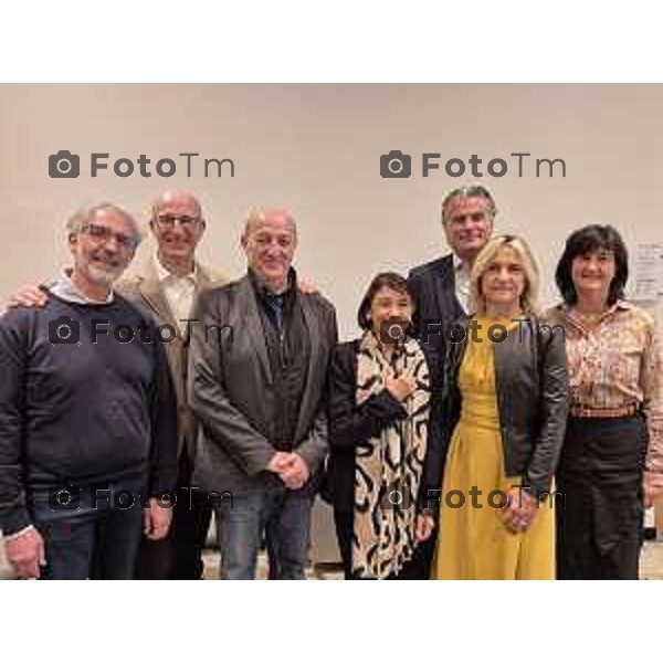 Tiziano Manzoni/LaPresse 11-10- 2025 Italia Cronaca Bergamo Fondazione della Comunità Bergamasca: nasce il Fondo Marcello Magni, prima pietra di un nuovo progetto culturale per il teatro a Bergamo Da sx Fabio Comana, Giuliano Magni, Renato Magni, Kathryn Hunter, Sergio Gandi, Simona Bonaldi, Maria Grazia Panigada