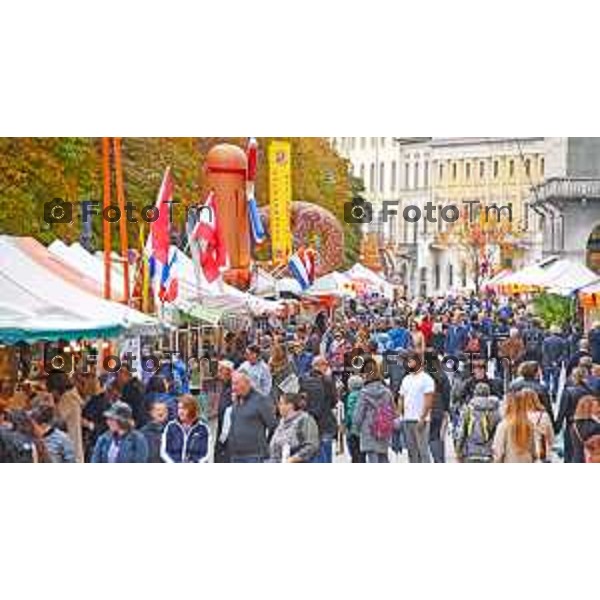Tiziano Manzoni/LaPresse 10-10- 2025 Italia Cronaca Bergamo al via i Mercatanti sul sentierone 2025