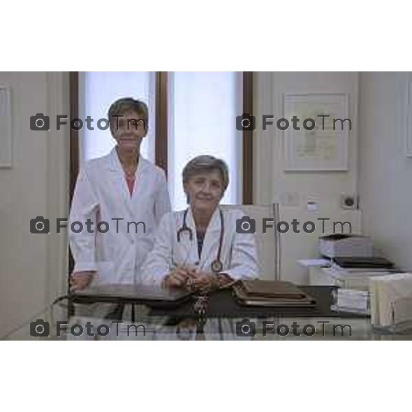 Tiziano Manzoni/LaPresse 17-10- 2025 Italia Cronaca Bergamo Bergamo le sorelle gemelle Deste medici endocrinologia e otorino Seduta Simonetta in piedi Anna Maria