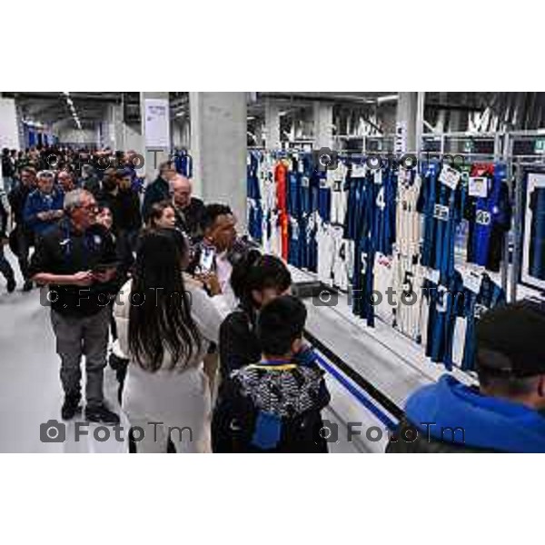 17 OTTOBRE 2025 CALCIO COMPLEANNO ATALANTA E INAUGURAZIONE STATUA PIAZZALE GOISIS Nella foto: Inaugurazione della riproduzione in marmo della coppa Europa League nel piazzale