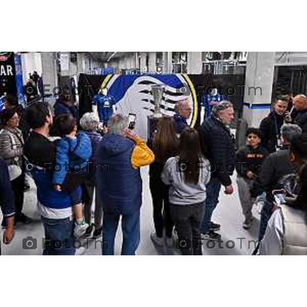 17 OTTOBRE 2025 CALCIO COMPLEANNO ATALANTA E INAUGURAZIONE STATUA PIAZZALE GOISIS Nella foto: Inaugurazione della riproduzione in marmo della coppa Europa League nel piazzale