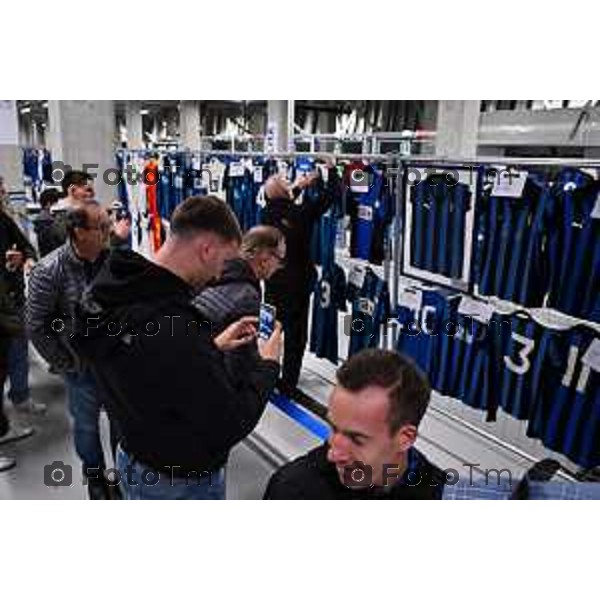 17 OTTOBRE 2025 CALCIO COMPLEANNO ATALANTA E INAUGURAZIONE STATUA PIAZZALE GOISIS Nella foto: Inaugurazione della riproduzione in marmo della coppa Europa League nel piazzale