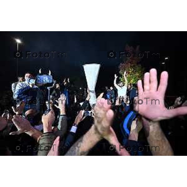 17 OTTOBRE 2025 CALCIO COMPLEANNO ATALANTA E INAUGURAZIONE STATUA PIAZZALE GOISIS Nella foto: Inaugurazione della riproduzione in marmo della coppa Europa League nel piazzale