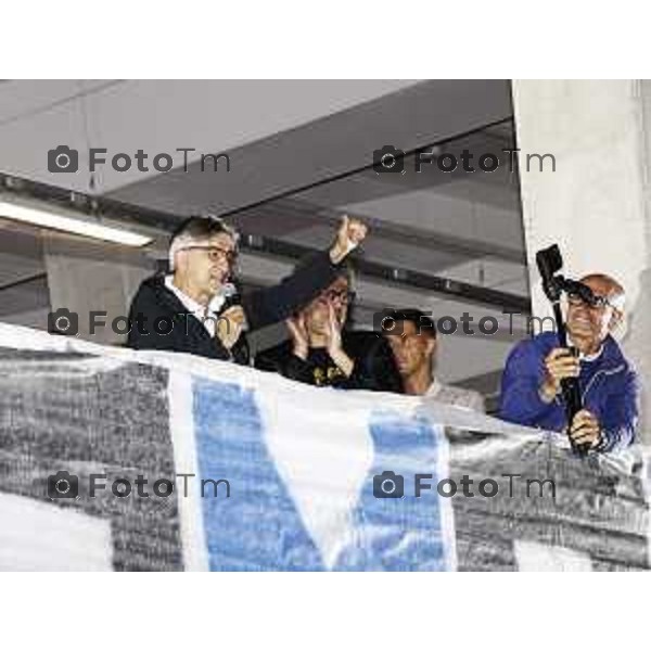 17 OTTOBRE 2025 CALCIO COMPLEANNO ATALANTA E INAUGURAZIONE STATUA PIAZZALE GOISIS Nella foto: Inaugurazione della riproduzione in marmo della coppa Europa League nel piazzale
