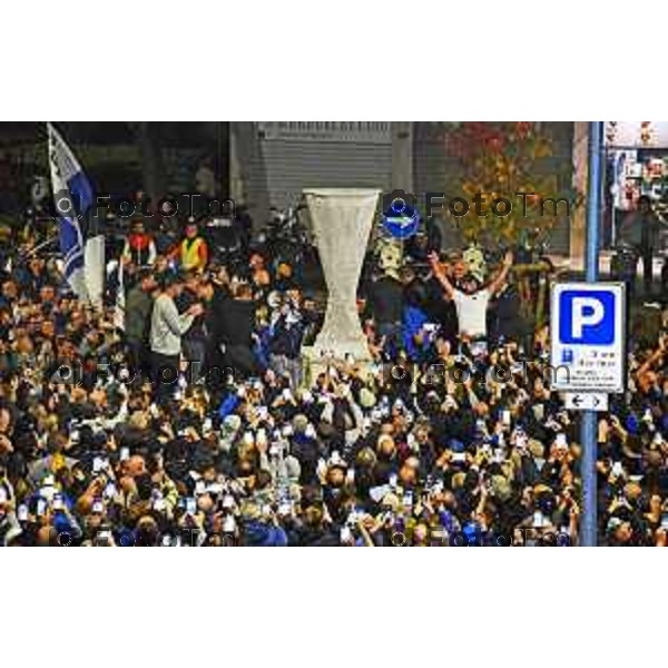 17 OTTOBRE 2025 CALCIO COMPLEANNO ATALANTA E INAUGURAZIONE STATUA PIAZZALE GOISIS Nella foto: Inaugurazione della riproduzione in marmo della coppa Europa League nel piazzale