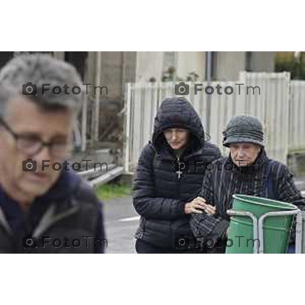 Tiziano Manzoni/LaPresse 21-10- 2025 Italia Cronaca Bergamo Villa D\'Almè arrivo della salma di Pamela Genini di Strozza assassinata una settimana fa nella foto Una Smirnova mamma di Pamela e la nonna materna